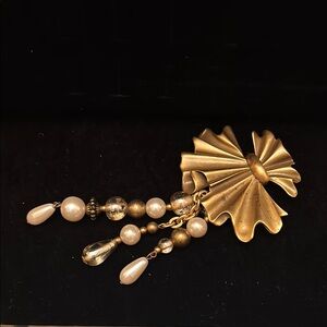 Elegant Gold Brooch with Pearl Accents